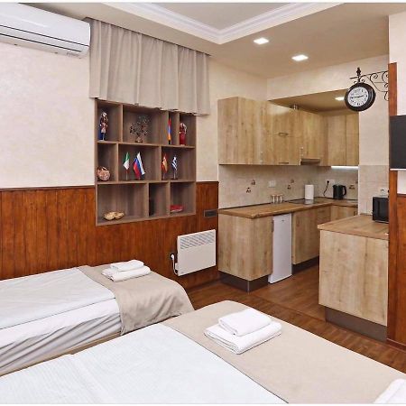 Family Mini-Hotel Martirosyan'S And Tours Yerevan Exterior foto
