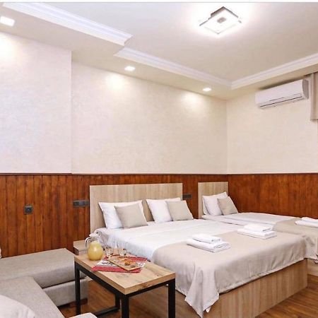 Family Mini-Hotel Martirosyan'S And Tours Yerevan Exterior foto