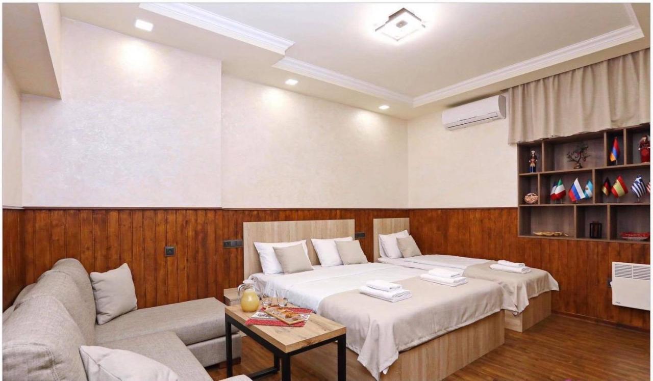 Family Mini-Hotel Martirosyan'S And Tours Yerevan Exterior foto