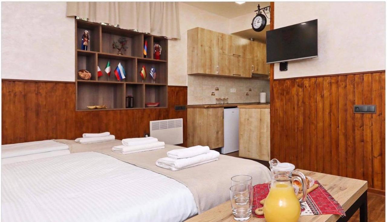 Family Mini-Hotel Martirosyan'S And Tours Yerevan Exterior foto