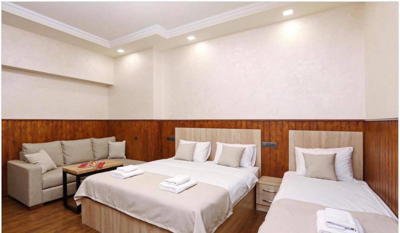 Family Mini-Hotel Martirosyan'S And Tours Yerevan Exterior foto