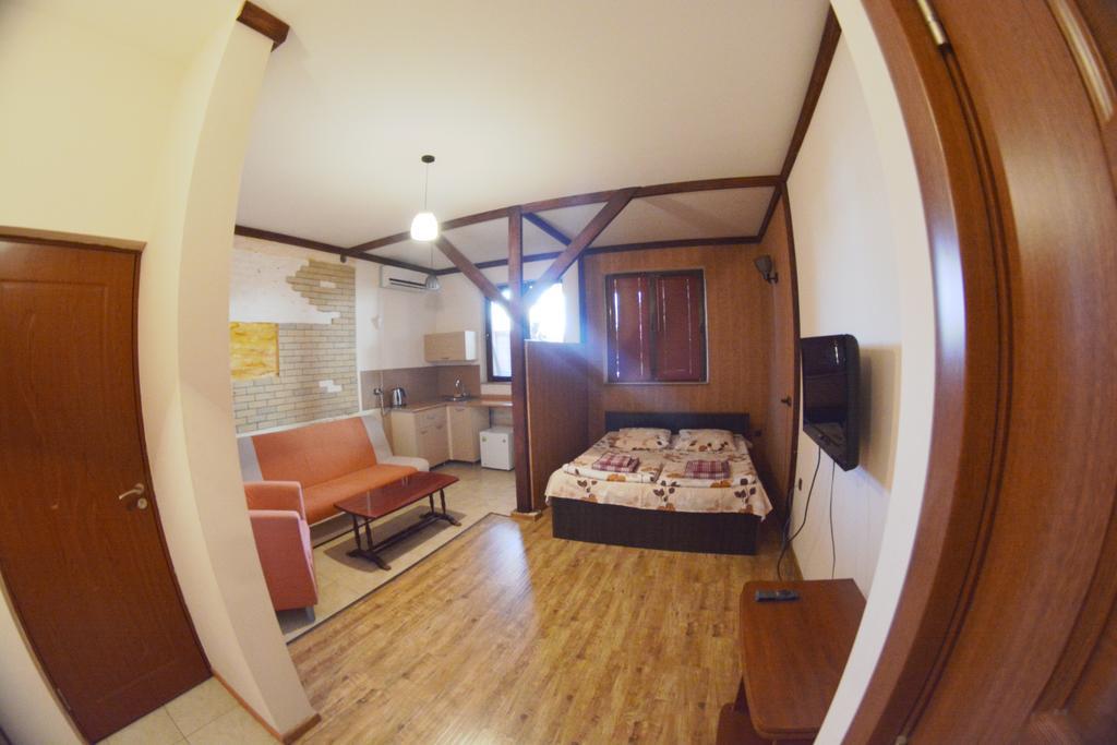 Family Mini-Hotel Martirosyan'S And Tours Yerevan Quarto foto