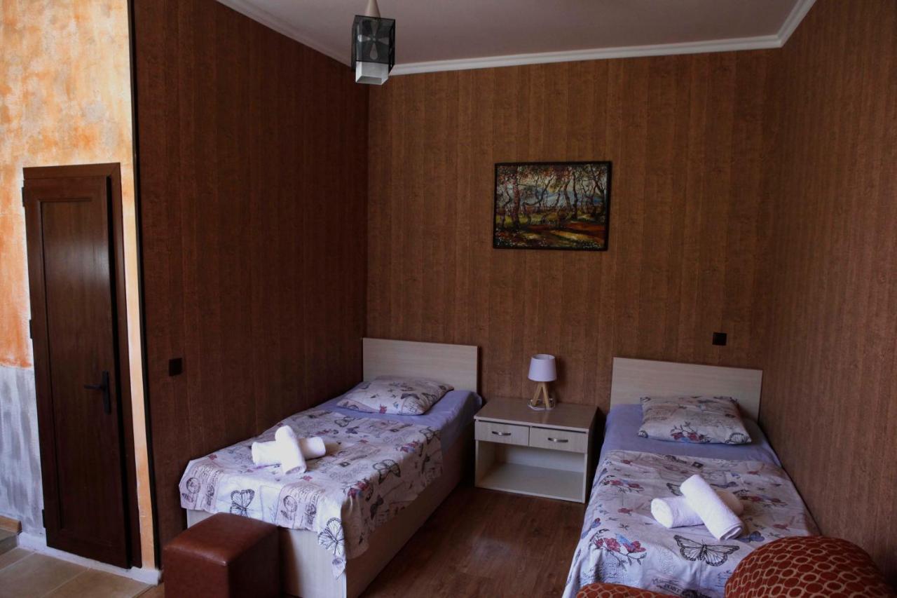 Family Mini-Hotel Martirosyan'S And Tours Yerevan Exterior foto