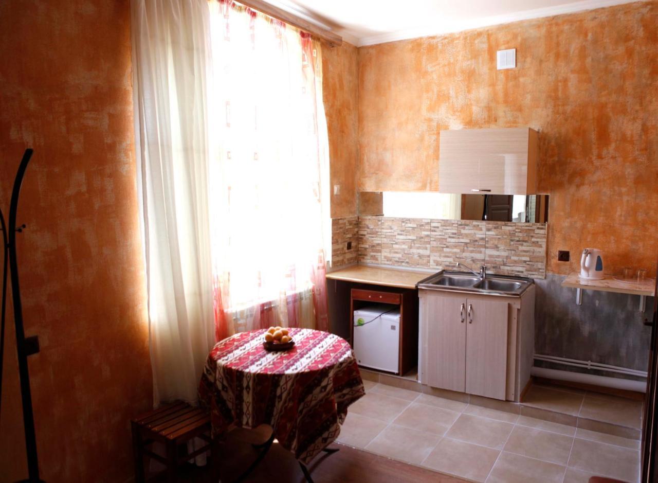 Family Mini-Hotel Martirosyan'S And Tours Yerevan Exterior foto