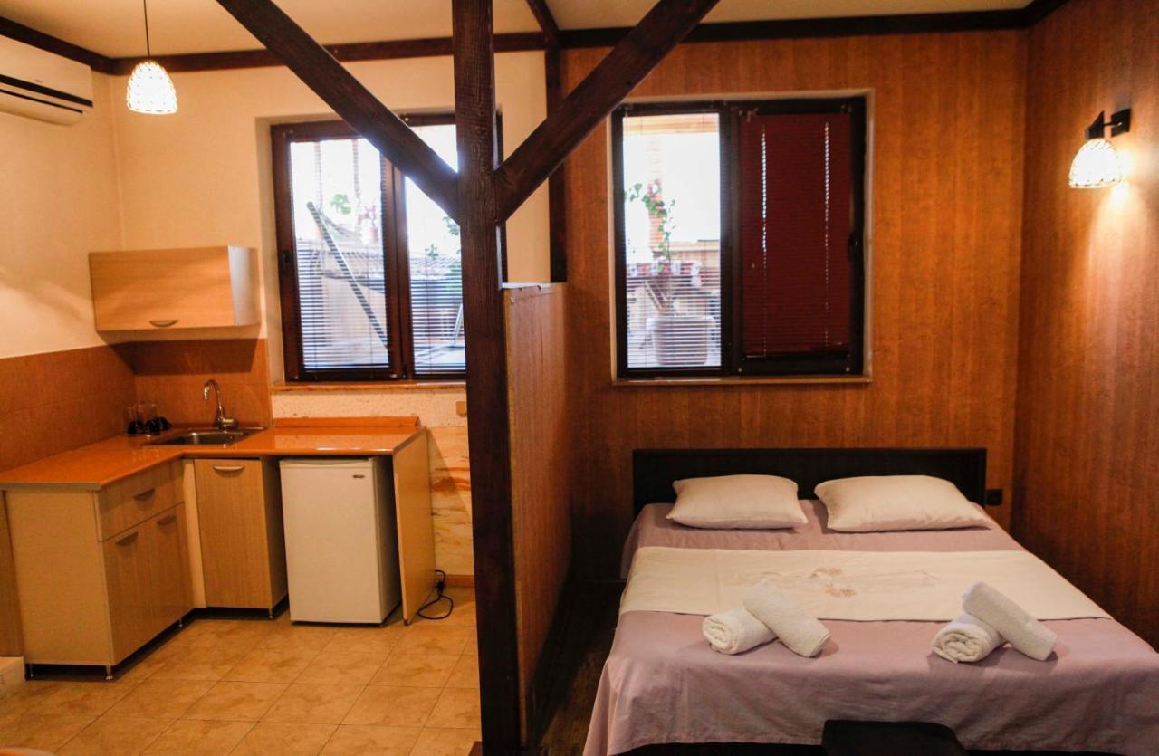 Family Mini-Hotel Martirosyan'S And Tours Yerevan Exterior foto