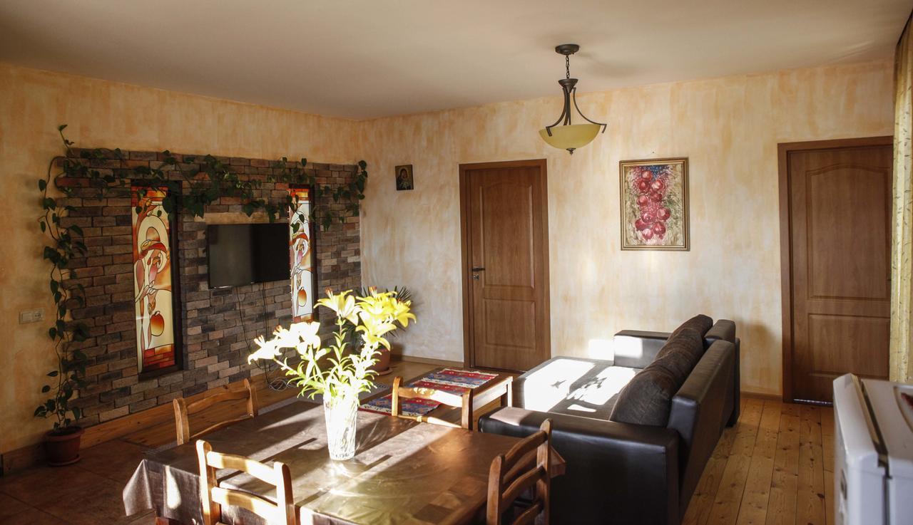 Family Mini-Hotel Martirosyan'S And Tours Yerevan Exterior foto