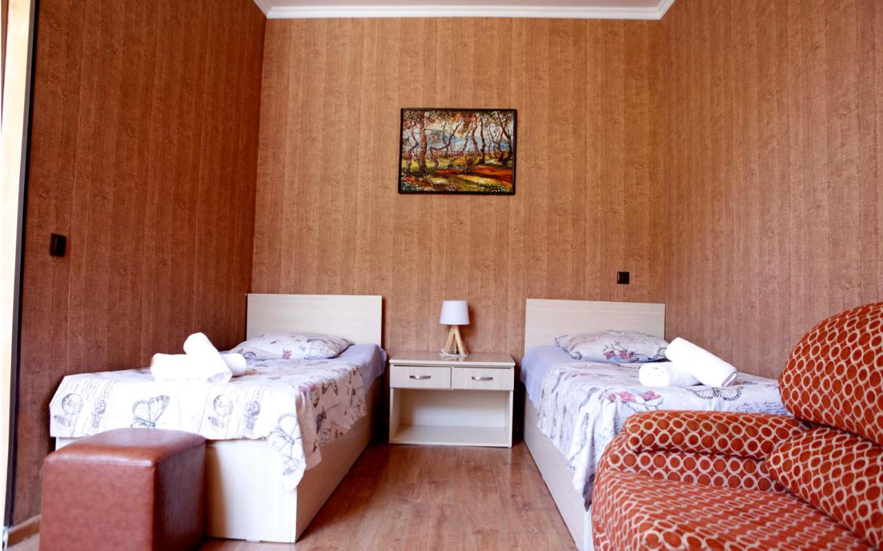 Family Mini-Hotel Martirosyan'S And Tours Yerevan Exterior foto